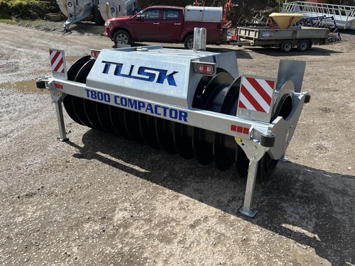 Tusk silage compactor tractor - silage, compactor.