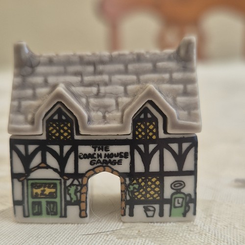 The coach house garage - coach,