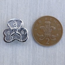 A 1970's chrome plated Girl Guides Brownie trefoil promise badge - GIRL GUIDES