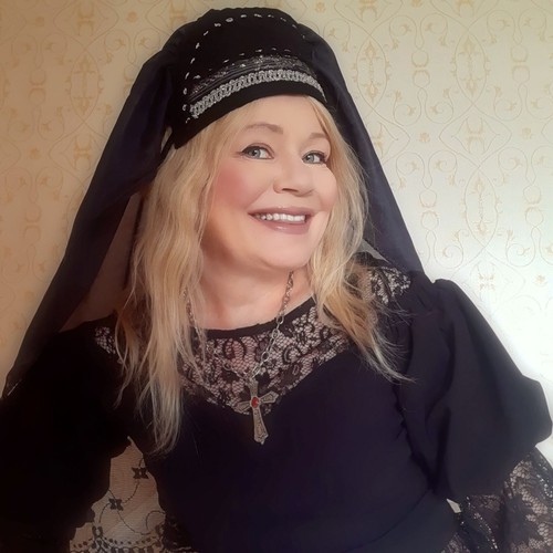 Black embellished tudor lady - black,