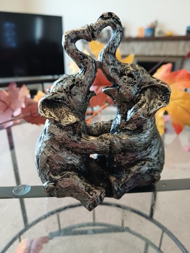 Elephant statue kissing bronze - kissing,