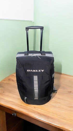 Oakley black rolling - carry, on