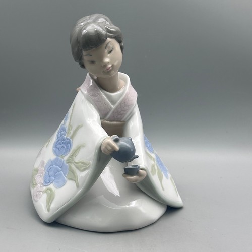 Nao lladro oriental tea - by,