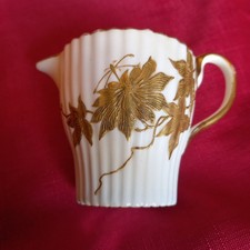 CHARMING ANTIQUE WEDGWOOD, CREAM & GOLD GILT LEAVES, DESIGN MILK JUG