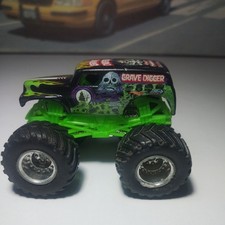 Hot Wheels Monster Jam Grave Digger 4 Time Champion 1:64 Scale Green frame