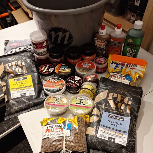 Bait bucket and - bait, joblot