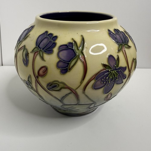 Signed moorcroft pottery vase - moorcroft,