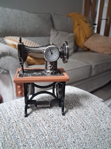 Miniature quartz clock old - miniature,