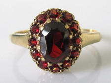 9ct Gold Ring - Vintage 9ct Yellow Gold Multi Garnet Oval Cluster Ring Size O