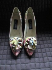 STUART WEITZMAN WOMENS VINTAGE STYLE HEALS FLOWERED MADE IN SPAIN / SIZE 9 B