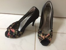 Anne Michelle peep toe shoes with red floral design feature. Size 3