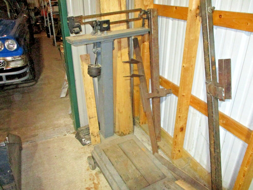 Antique platform scale - ,