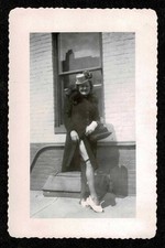 WOMAN SHOWING SEXY LEG