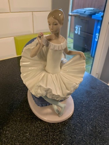 Beautiful retired nao lladro - retired,