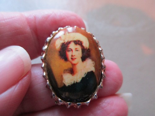 Pretty vintage gold tone - pretty,