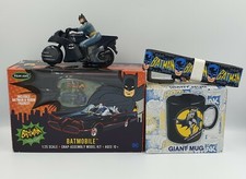 BATMAN : COMIC VERSION BELT, & MUG 1966 BATMOBILE KIT, ANIMATED SERIES BATMAN