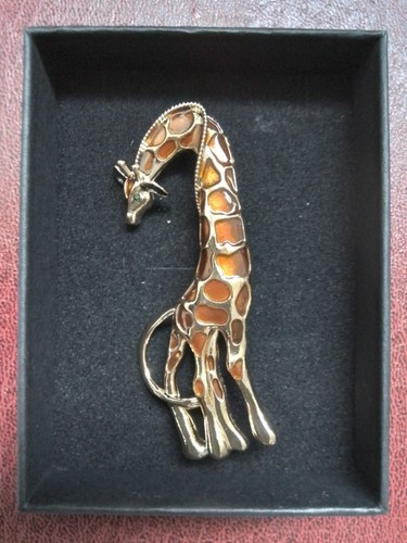 Beautiful giraffe brooch pin - giraffe,