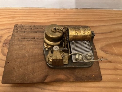 Reuge musical box mechanism - mechanism, on