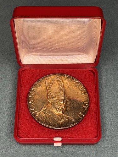 Vatican medal visit pope - visit,