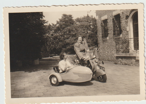 Photo woman motor scooter - scooter, a