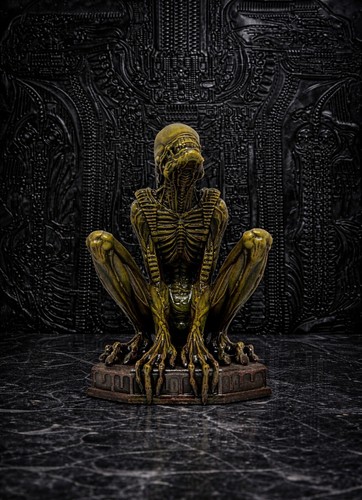 Alien sitting figure 25 - alien, –9.25"