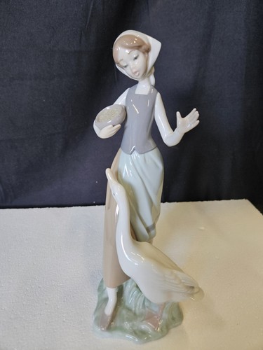 Lladro figure girl - lladro,