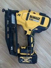 DeWalt DCN660N 18V XR Brushless  2nd Fix Finish Nailer With 1 x 4Ah Battery