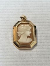 Small cameo style necklace