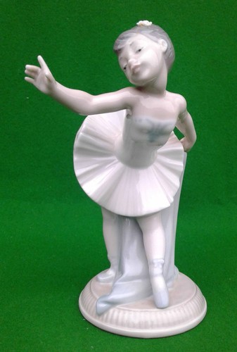 Lladro nao first bow - first,