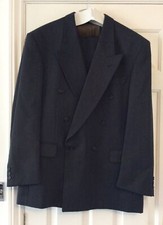 Mens Grey Suit, Jacket 40R,  Trousers 34S. It Has Been Dry Cleaned. Nice Suit.