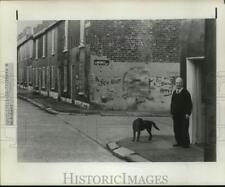 1977 Press Photo Man and his dogs stand on streets of Belfast, Ireland.