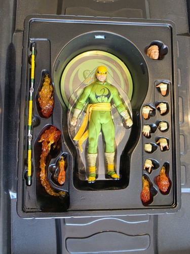 Mezco collective iron - collective, fist
