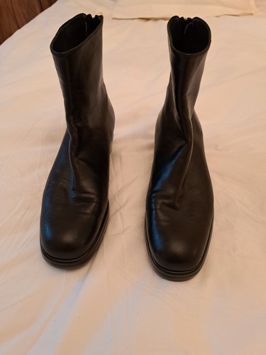 Russell bromley stuart - russell, &