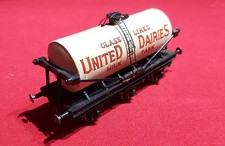 VINTAGE O GAUGE UNITED DARIES 6 WHEEL TANK WAGON