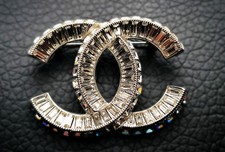 Chanel Brooch CC 22