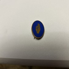 OLD VINTAGE GIRL GUIDES - BROWNIES WORLD MEMBERSHIP AWARD METAL BADGE