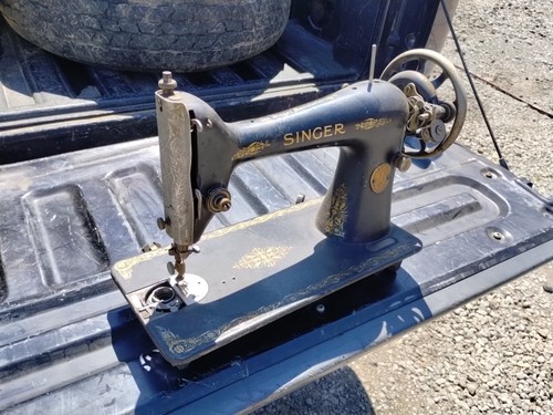 Vinage singer sewing machine - vinage,