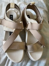 Hispanitas  gold and beige