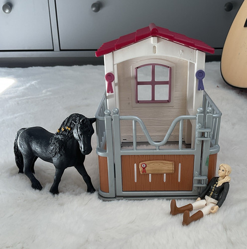 Equestrian horse stable - horse, doll
