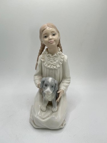 Nao lladro kneeling - by, in