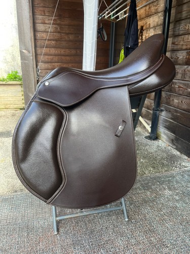 Wintec jump saddle - 16.5,