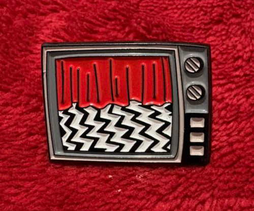 Twin peaks enamel pin - peaks, red
