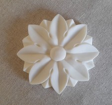 A 7cm white resin elegant
