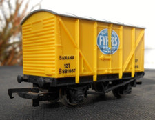 G & R Wrenn Railways BR BANANA VAN "FYFFES".  Yellow. Unboxed OO gauge model.