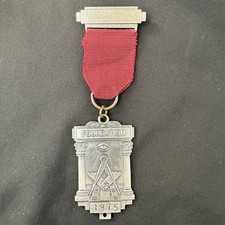 MASONIC FOUNDATION JEWEL 1975 - FREEMASONRY