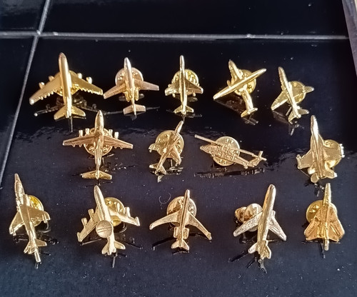 Aeroplane metal pin badges - , –