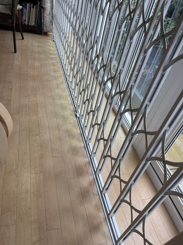 Retractable security grille - retractable,