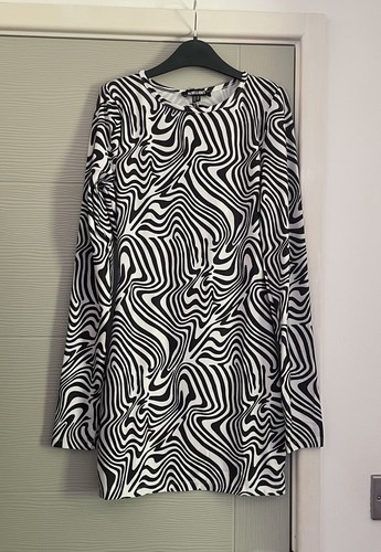Black white patterned open cut - white,
