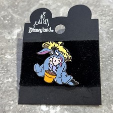 DISNEY DLR GARDENER EEYORE WEARING A STRAW HAT PIN BADGE - WINNIE THE POOH
