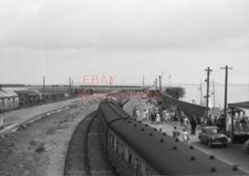 PHOTO  DMU 2 X 3 CAR SUBURBAN